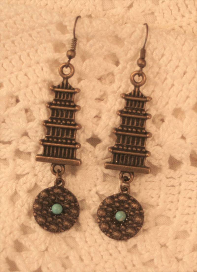 Einzigartiges Brasstone Leiter Tower Absolvierte Runde Simulierten Türkis Akzentuiert Baumelt Ohrstecker von Inthepalmofhishand