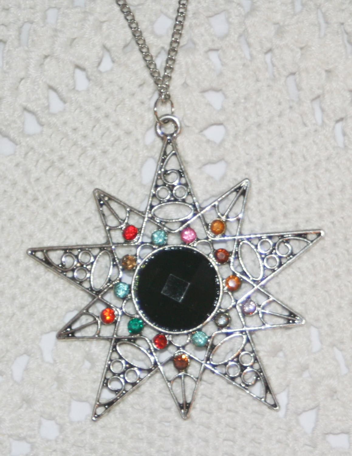 Funkelnde Durchbrochene Filigrane Starburst Star Bunte Acryl Strass Schwarz Center Silvertone Halskette Anhänger Funkelnde Durchbrochene Filigrane Starburst Star Bunte Acryl Strass Schwarz Center Silvertone Halskette Anhänger von Inthepalmofhishand