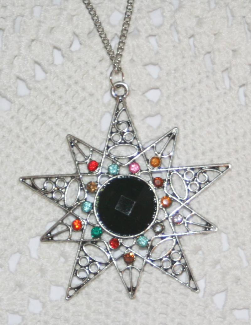 Funkelnde Durchbrochene Filigrane Starburst Star Bunte Acryl Strass Schwarz Center Silvertone Halskette Anhänger von Inthepalmofhishand