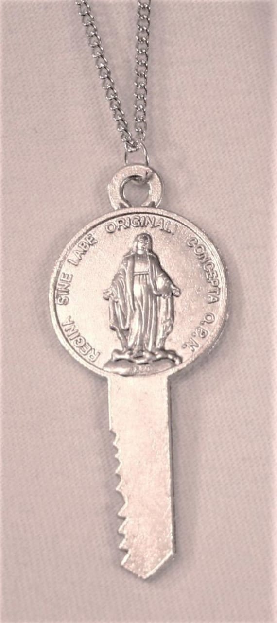 Glänzende Oberfläche Latein Eingeschrieben Wunder Maria Unsere Dame Der Gnade Unbefleckten Empfängnis Religiösen Schlüssel Medaille von Inthepalmofhishand