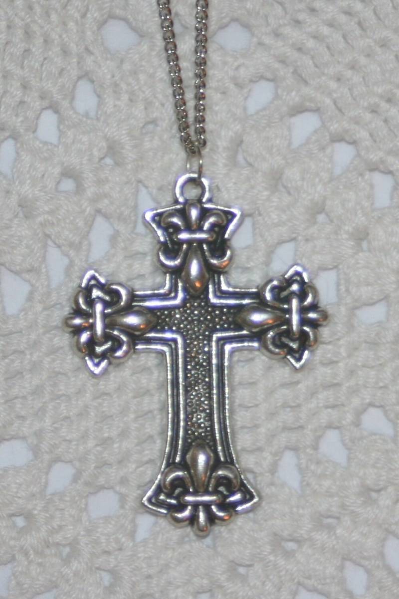 Glänzende Pebble Texturiert Fleur De Lis Bewaffneten Silvertone Religiöse Kreuz Anhänger von Inthepalmofhishand