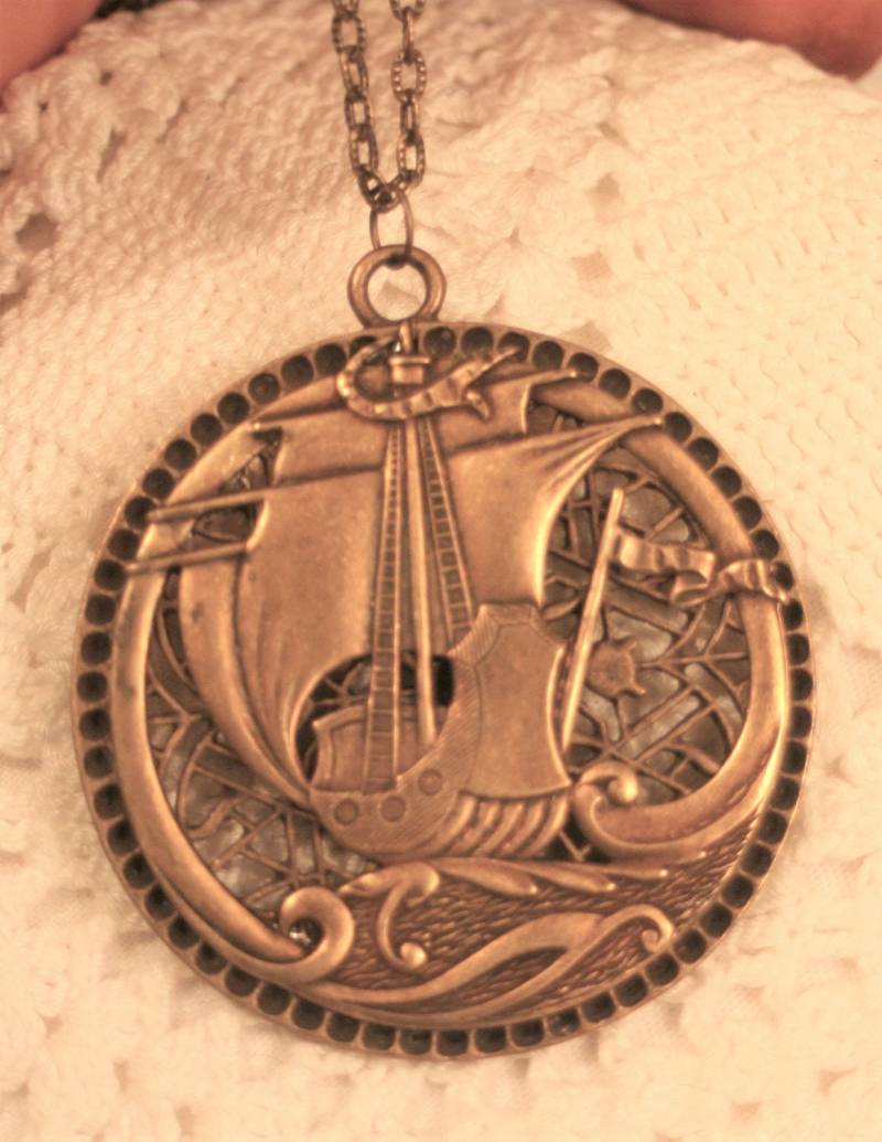 Große Bronzetone Brasstone Segeln Schiff Boot Galeone Piratenschiff Auf Dem Ozean Filigrane Runde Anhänger Halskette von Inthepalmofhishand