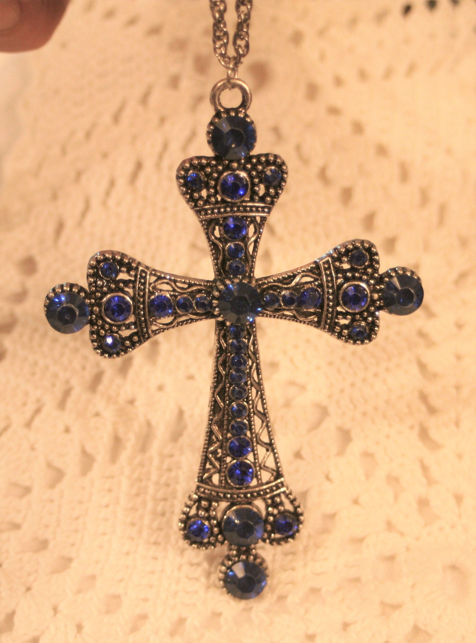 Große Gekrönte Filigrane Silvertone Pectoral Kreuz Anhänger Tiefblaue Strasssteine Christian Religious von Inthepalmofhishand