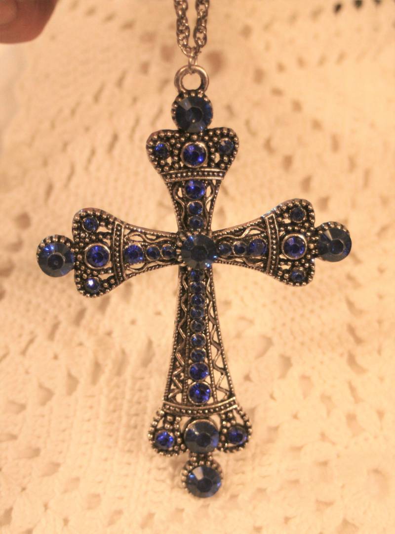Große Gekrönte Filigrane Silvertone Pectoral Kreuz Anhänger Tiefblaue Strasssteine Christian Religious von Inthepalmofhishand