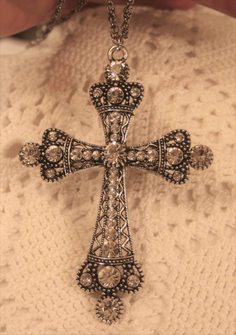 Große Gekrönte Filigrane Silvertone Pectoral Kreuz Anhänger Weiße Klare Strasssteine Christian Religious von Inthepalmofhishand
