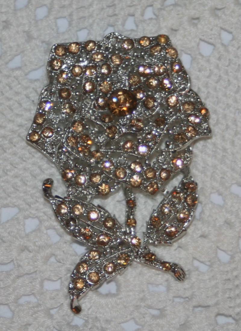 Große Skulpturen Silvertone Verpackte Rose Blume Strass Brosche Pin Anhänger Bernsteinkette von Inthepalmofhishand