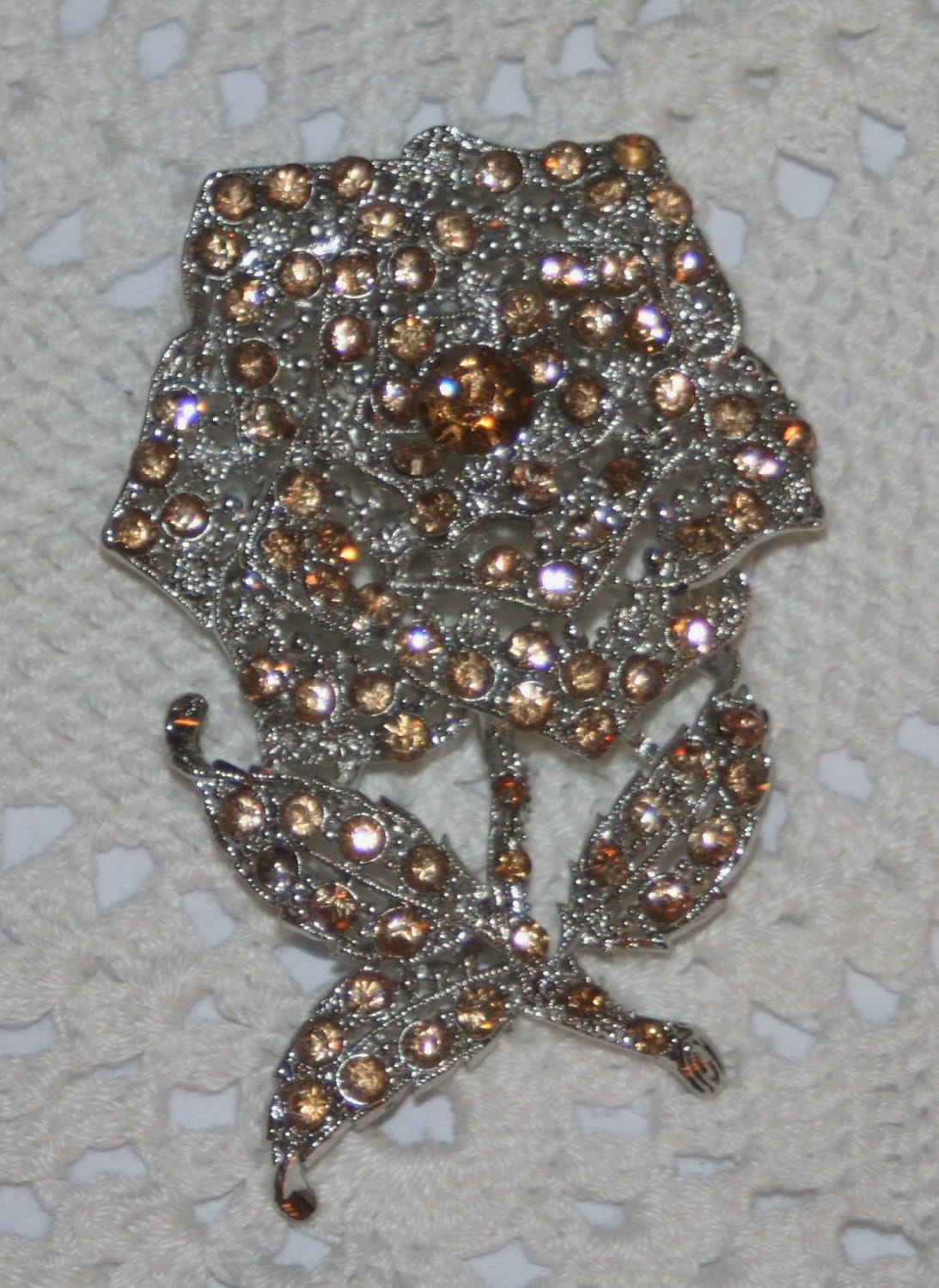 Große Skulpturen Silvertone Verpackte Rose Blume Strass Brosche Pin Anhänger Bernsteinkette Große Skulpturen Silvertone Verpackte Rose Blume Strass Brosche Pin Anhänger Bernsteinkette von Inthepalmofhishand