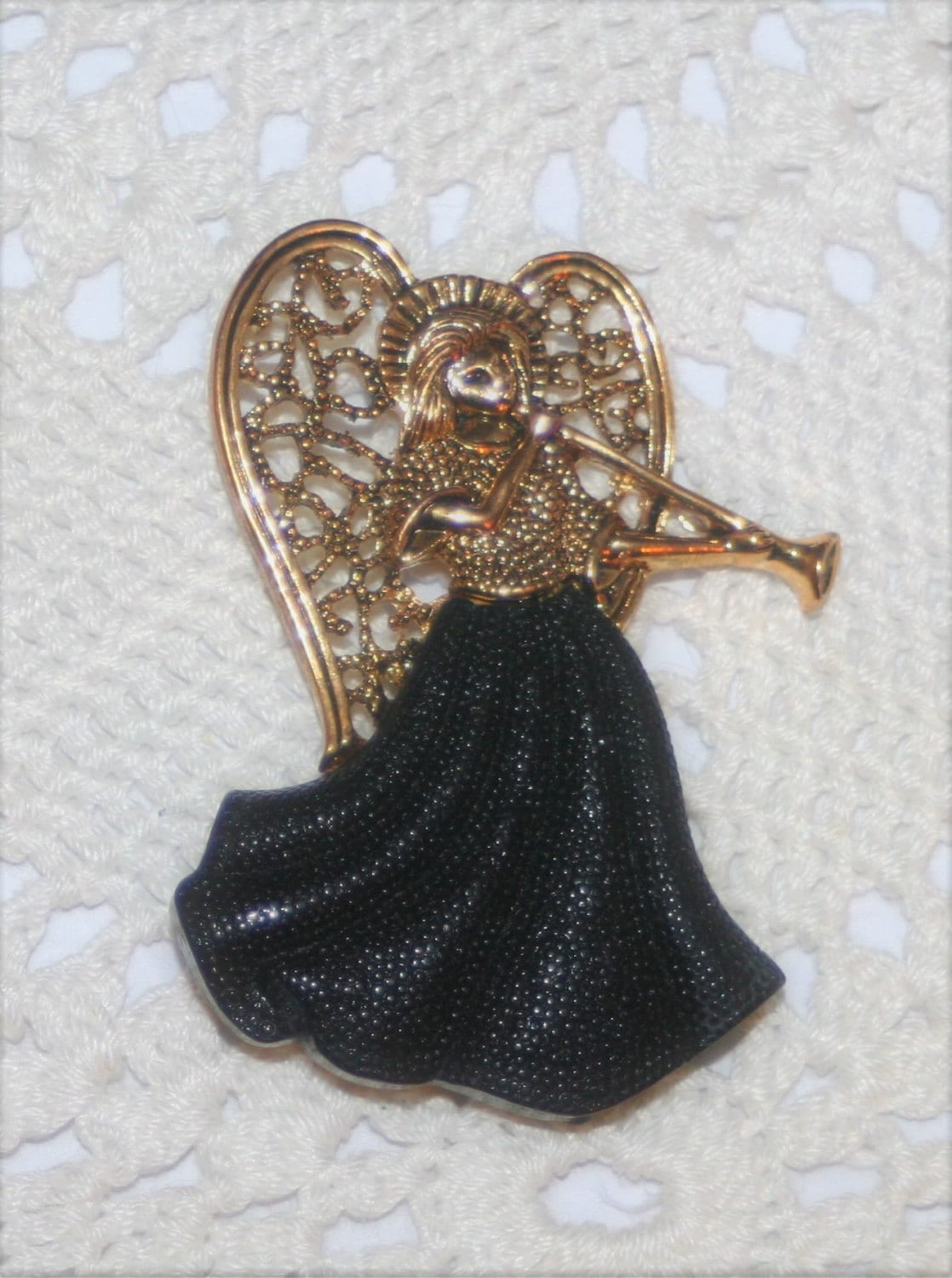 Gut Aussehender Großer Strukturierter Ebenholz Engel Mit Trompete Der Guten Nachricht Urlaub Weihnachten Goldtone Brosche Pin Gut Aussehender Großer Strukturierter Ebenholz Engel Mit Trompete Der Guten Nachricht Urlaub Weihnachten Goldtone Brosche Pin von Inthepalmofhishand