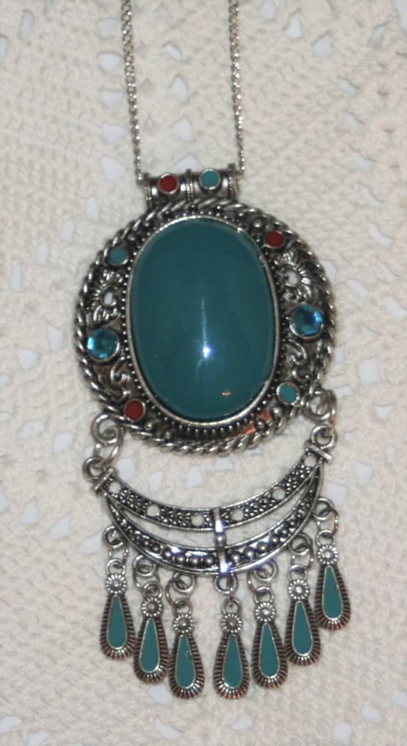 Helle Schöne Boho Teal Blau-Grünen Angehoben Kaskadierung Teardrop Baumelt Sehr Große Silvertone Anhänger Halskette Oval von Inthepalmofhishand