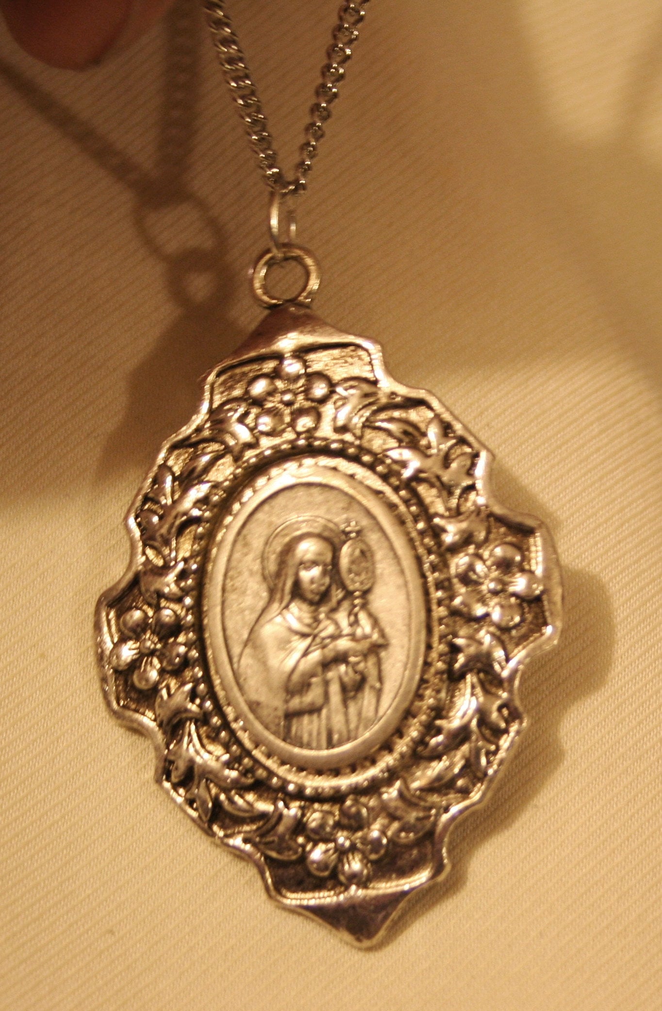 Hübsche Geätzte Blumenrand Silberfarbene St. Klara Von Assisi Religiöse Medaille Halskette von Inthepalmofhishand