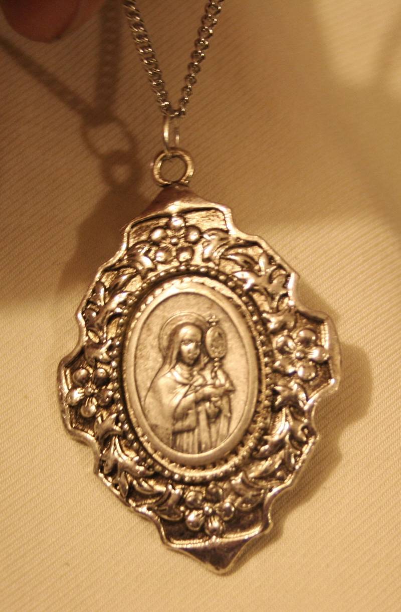Hübsche Geätzte Blumenrand Silberfarbene St. Klara Von Assisi Religiöse Medaille Halskette von Inthepalmofhishand
