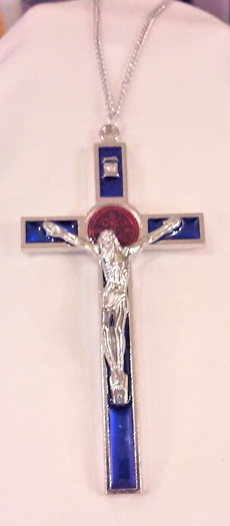 Hübsche Große Geformte Schwere Blau Und Rot Emaillierte Benediktiner St Benedikt Pax Brust Kruzifix Kreuz Anhänger Halskette von Inthepalmofhishand