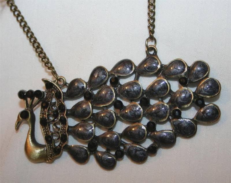 Hübsche Marmor Grau Emailliert Seitlich Fliegender Pfau Funkelnder Strass Messington Anhänger Halskette von Inthepalmofhishand