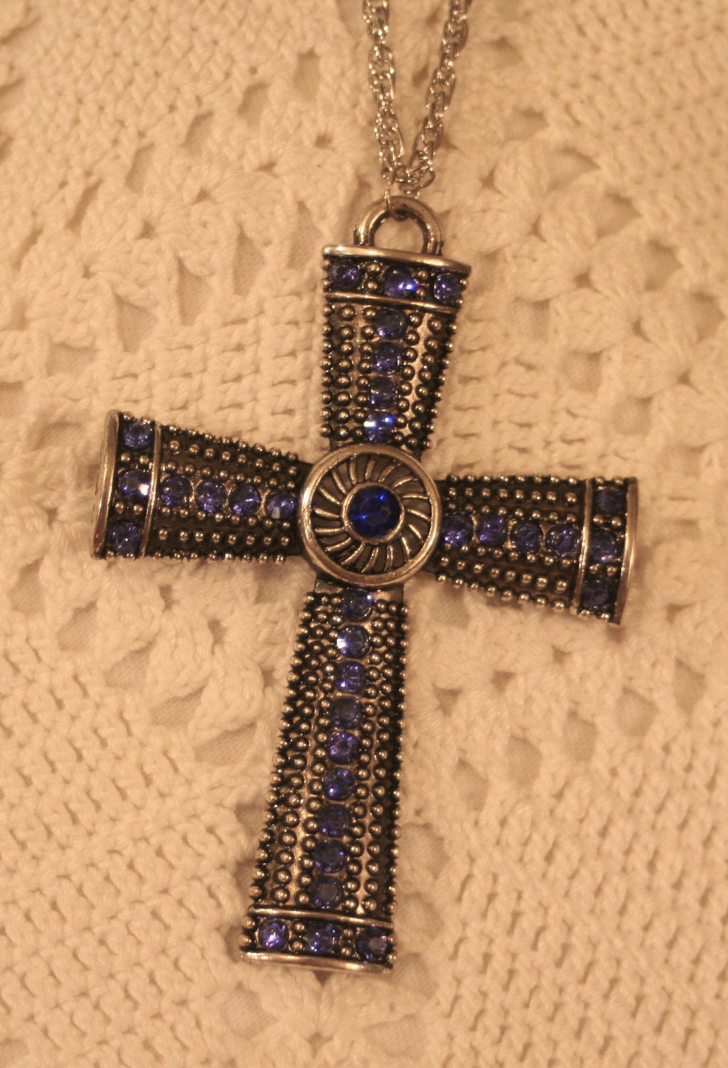 Hübsche Mittlere Linie Abgeschrägtes Silberfarbenes Metallperlen-Brustkreuz Mit Tiefblauen Strasssteinen Christian von Inthepalmofhishand