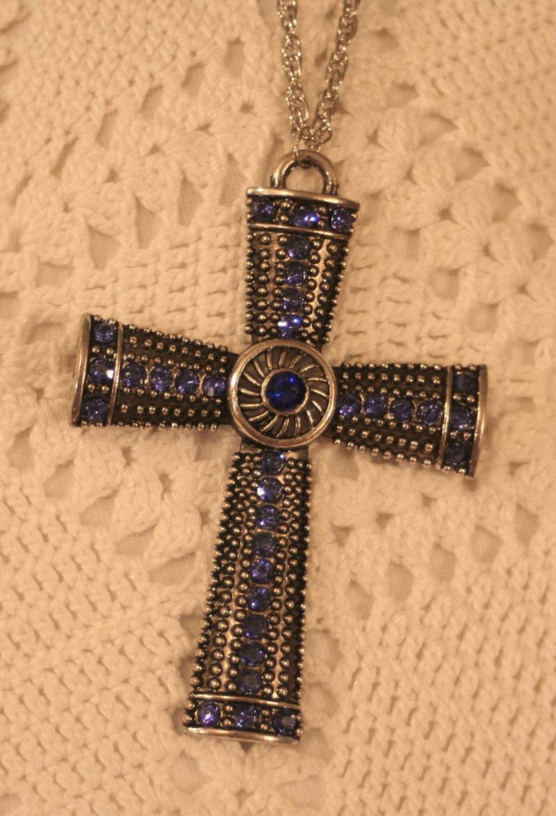 Hübsche Mittlere Linie Abgeschrägtes Silberfarbenes Metallperlen-Brustkreuz Mit Tiefblauen Strasssteinen Christian von Inthepalmofhishand