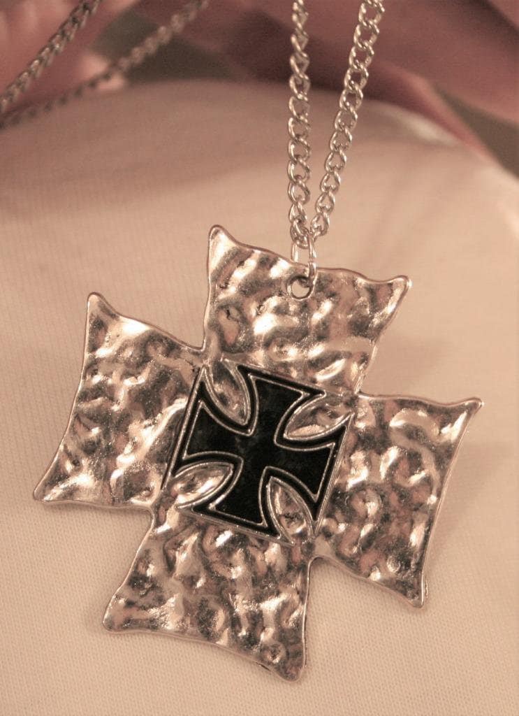 Hübscher Abgeschnittenen Pebble Strukturierte Schwarz Emaillierten Einschub Glänzend Malteserkreuz Religiöses Christliches Hingebungsvollen von Inthepalmofhishand