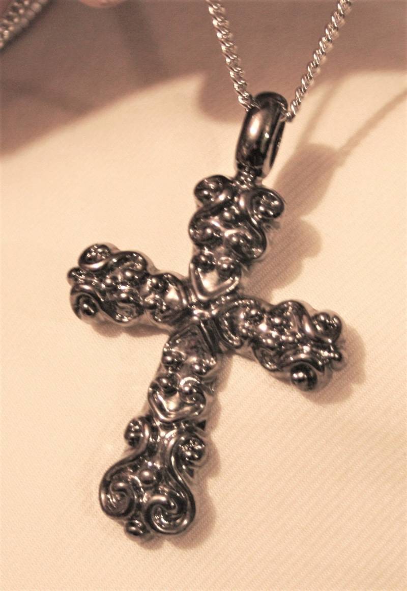 Hübscher Angehoben Und Geformten Herz Wirbelte Darktone Christian Kreuz Silvertone Religiösen Anhänger Halskette von Inthepalmofhishand