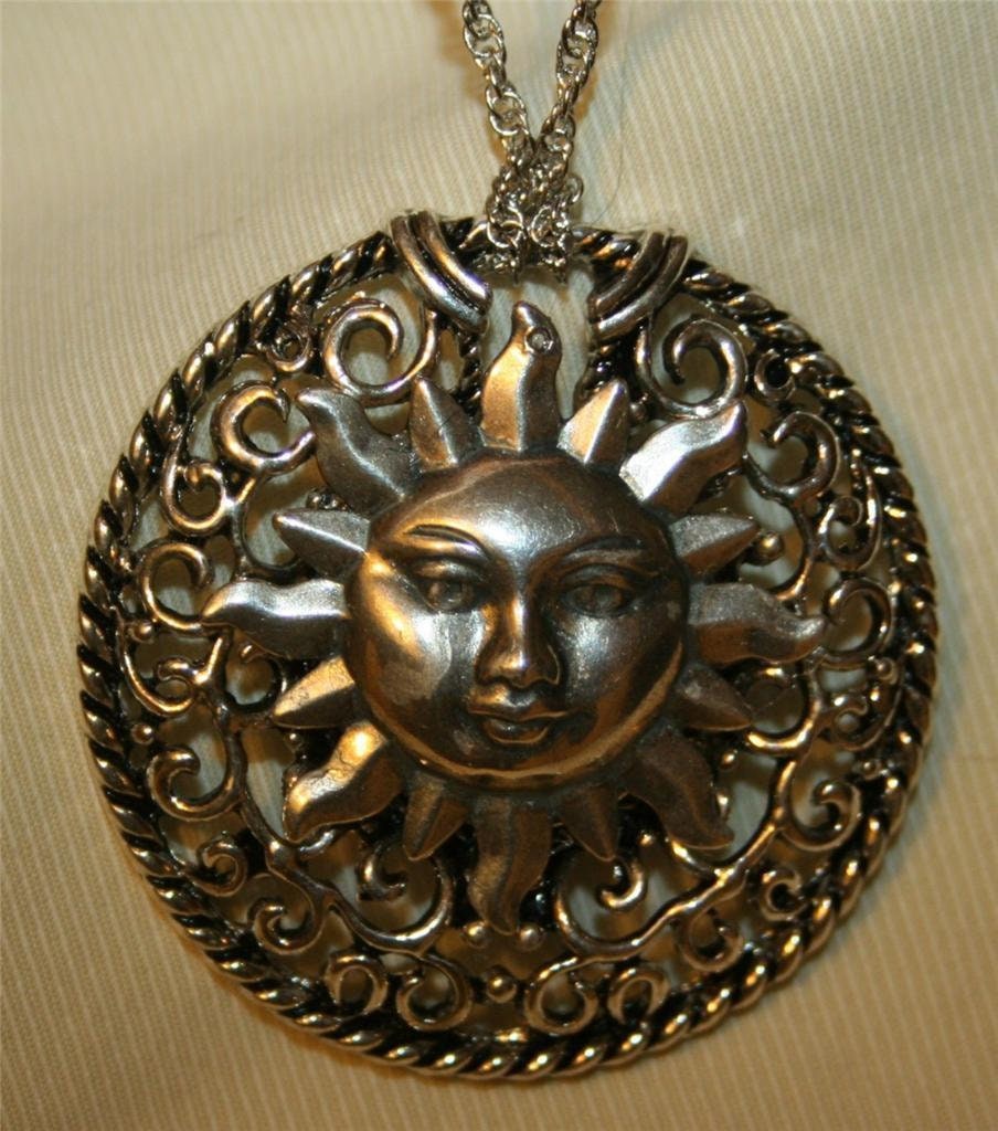 Hübscher Durchbrochene Filigrane Wirbel Akzentuiert Angehoben Glänzend Sun Sunburst Silvertone Halskette Hübscher Durchbrochene Filigrane Wirbel Akzentuiert Angehoben Glänzend Sun Sunburst Silvertone Halskette von Inthepalmofhishand