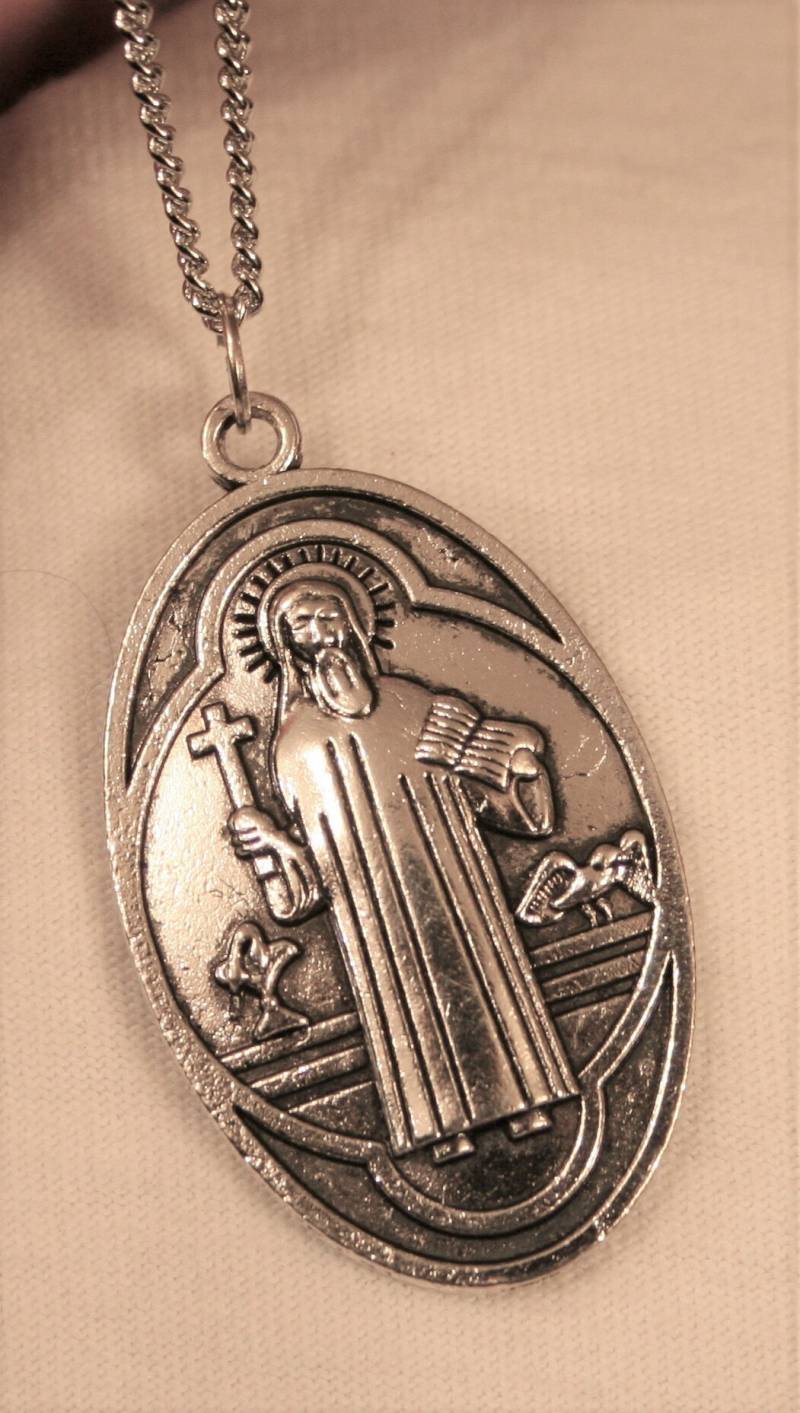 Hübscher Und Mittlere Geätzten Detaillierte Silvertone St. Benedikt Länglich Ovale Medaille Religiöse Andacht Halskette von Inthepalmofhishand