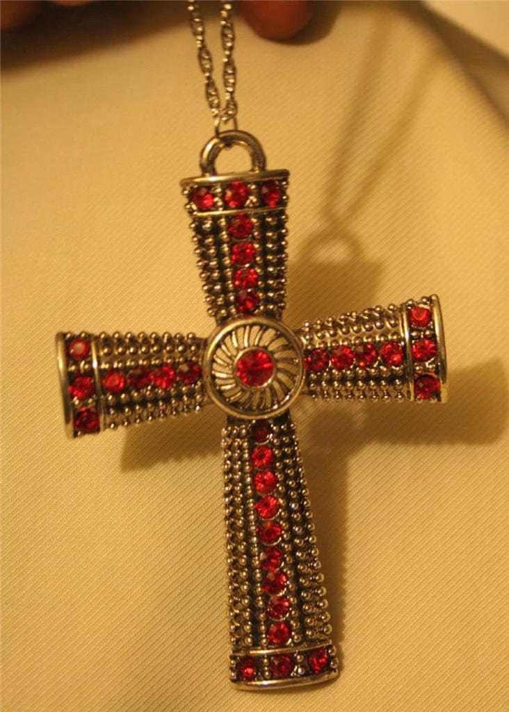 Hübsches Mittleres, Silberfarbenes Metallperlen-Brustkreuz Mit Roten Strasssteinen von Inthepalmofhishand
