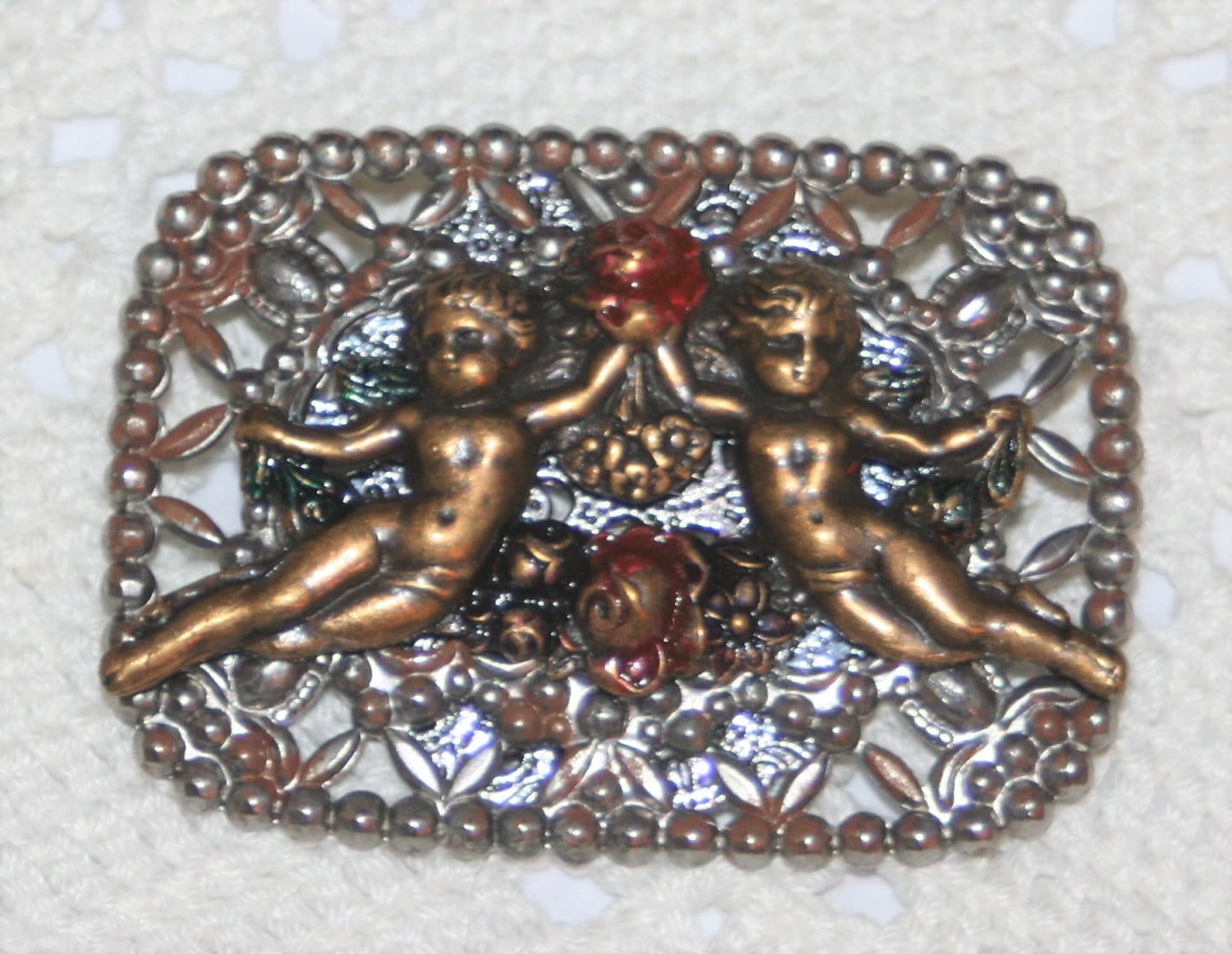 Jugendstil Inspiriert Perle Umrandeten Engel Im Flug Putten Mit Rosen Geformten Rechteck Silvertone Brosche von Inthepalmofhishand