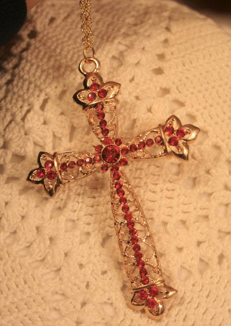 Lacy Filigrane Blütenblatt Bewaffnet Goldtone Ruby Rot Strass Brust Kreuz Religiösen Christlichen Anhänger Halskette von Inthepalmofhishand