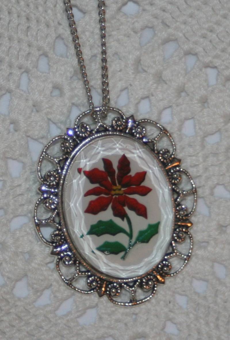 Lacy Überbackene Silvertone Abgeschrägte Glas Pointsetia Christmas Flower Cameo Anhänger Halskette Brosche von Inthepalmofhishand
