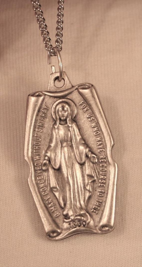 Längliche Rolle Scroll Rand Wunder Maria Unsere Dame Der Gnade St. Christopher Silvertone Religiösen Medaille Halskette Längliche Rolle Scroll Rand Wunder Maria Unsere Dame Der Gnade St. Christopher Silvertone Religiösen Medaille Halskette von Inthepalmofhishand