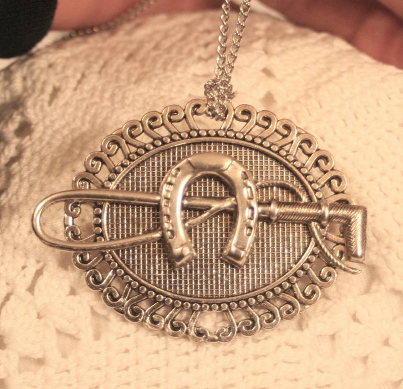 Lockige Umrandeten Strukturierte Silvertone Pferdesport Dressur Pferd Ernte Und Hufeisen Anhänger Halskette Brosche von Inthepalmofhishand