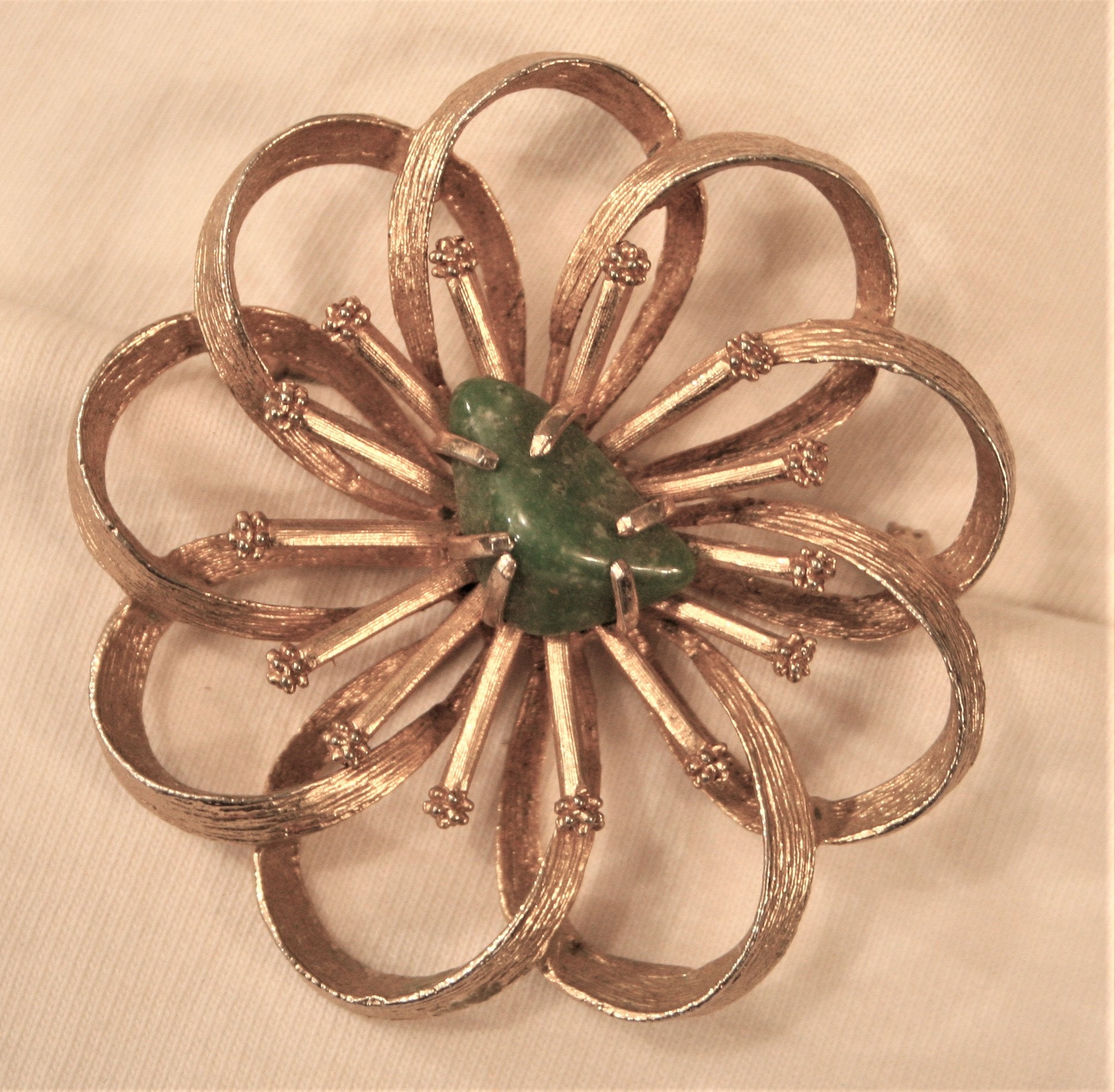 Markante Jahrgang Zinke Grün Naturstein Stein Cathe Markiert Offen Geschlungen Blume Motiv Goldtone Brosche Pin Ob Markante Jahrgang Zinke Grün Naturstein Stein Cathe Markiert Offen Geschlungen Blume Motiv Goldtone Brosche Pin Ob von Inthepalmofhishand