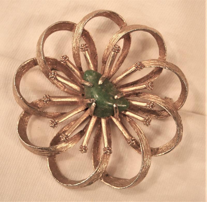 Markante Jahrgang Zinke Grün Naturstein Stein Cathe Markiert Offen Geschlungen Blume Motiv Goldtone Brosche Pin Ob Markante Jahrgang Zinke Grün Naturstein Stein Cathe Markiert Offen Geschlungen Blume Motiv Goldtone Brosche Pin Ob von Inthepalmofhishand