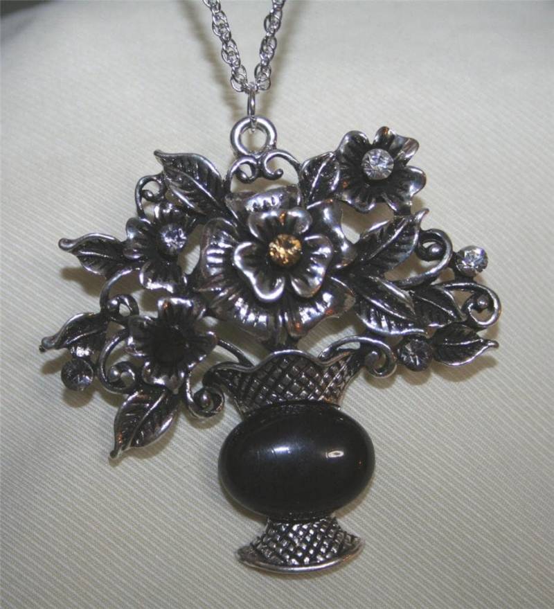 Markante Skulpturen Stehen Schwarz Akzentuiert Vase Mit Strass-Highlights-Bouquet Von Blumen Silvertone Halskette von Inthepalmofhishand