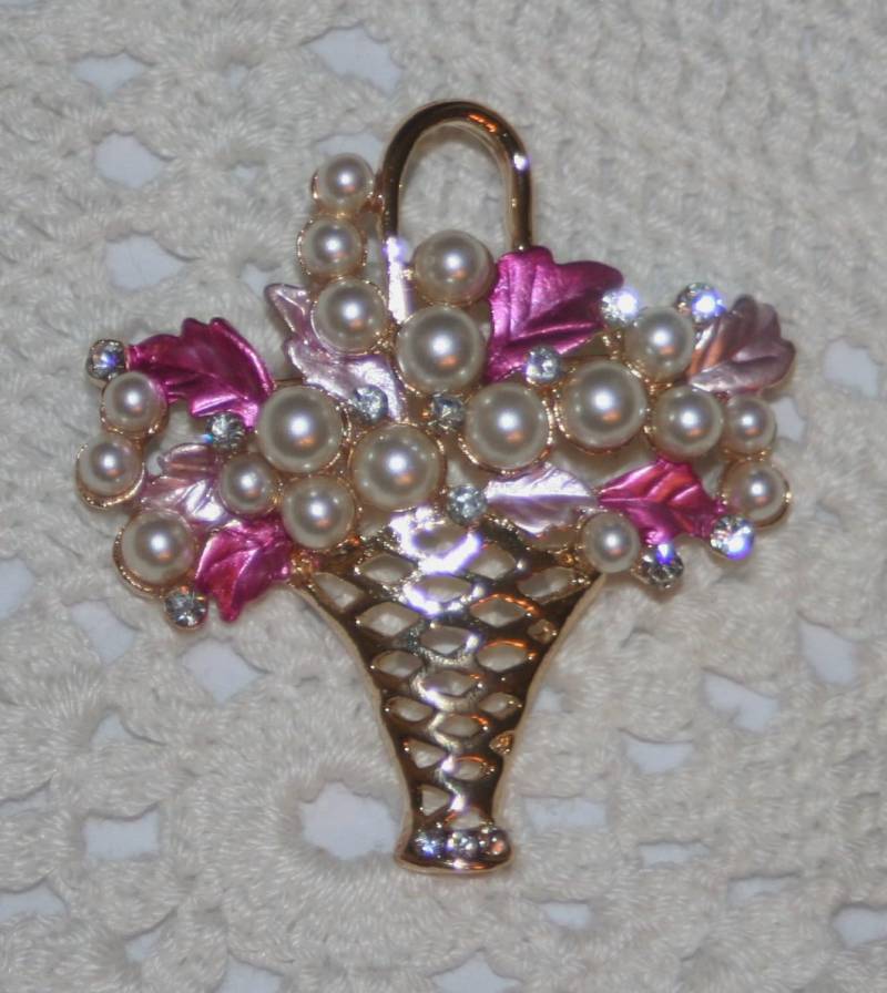 Reizvolle Blass Rosa Und Bemalten Blätter Blumenstrauß Korb Strass Simuliert Perle Goldtone Brosche von Inthepalmofhishand