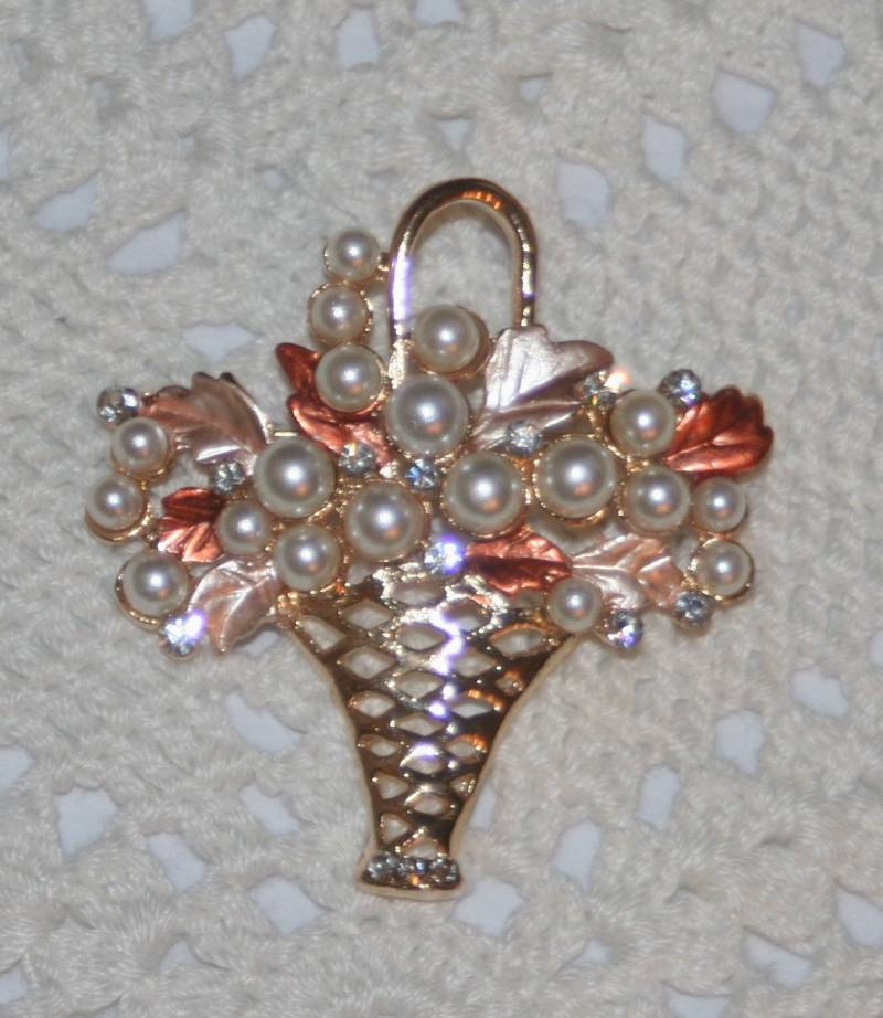 Reizvolle Blassen Pfirsich Und Umbra Bemalten Blätter Blumenstrauß Korb Strass Simuliert Perle Goldtone Brosche von Inthepalmofhishand