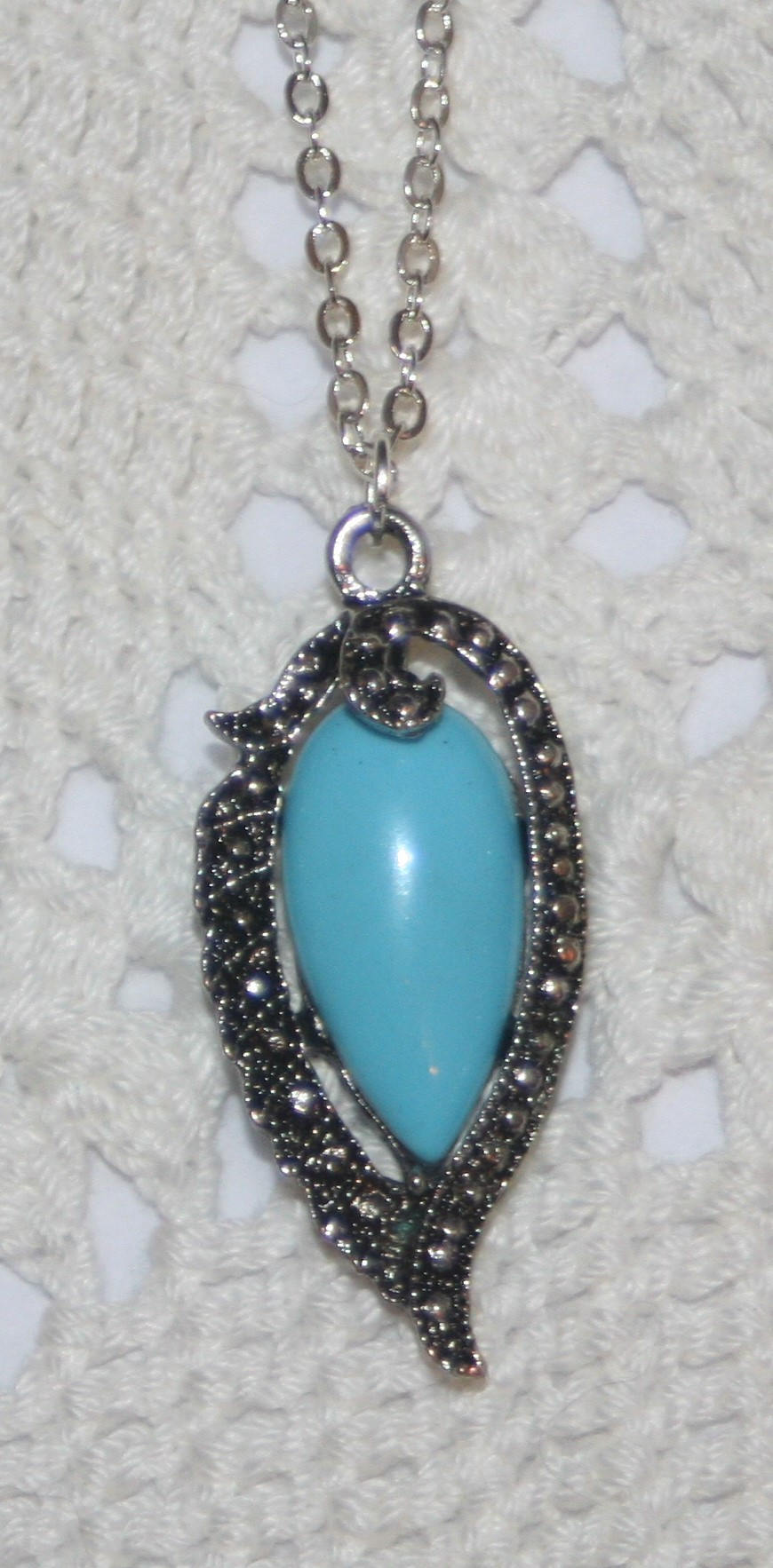 Reizvolle Faux Markasit Durchbrochene Licht Blau Tropfenform Silvertone Halskette von Inthepalmofhishand