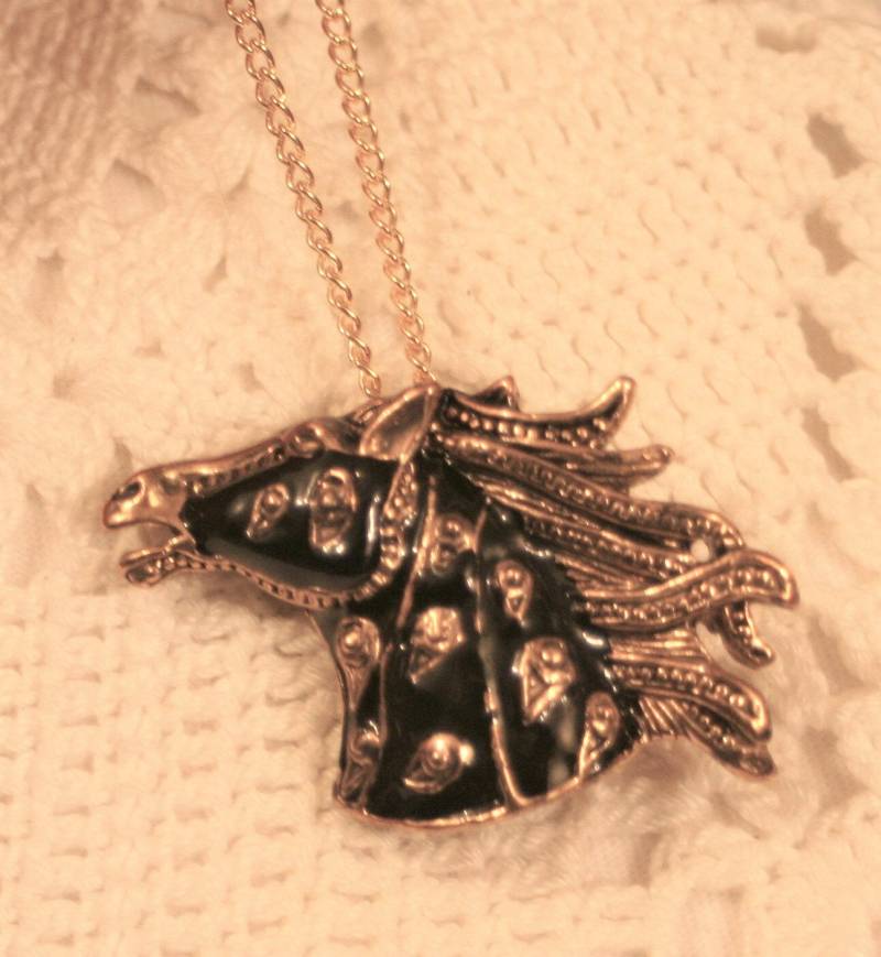 Schön Geformte Pferd Pferdekopf Hengst Läuft in Motion Schwarz Emailliert Brosche Anhänger Halskette von Inthepalmofhishand