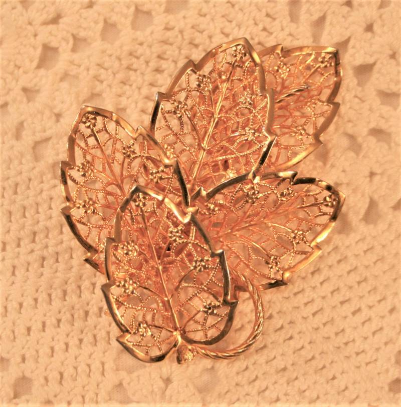 Schöne Filigran Geschnitzten Jahrgang Spitzen Schicht Strukturierte Glänzende Blätter Goldtone Judy Lee Brosche Pin Ob Schöne Filigran Geschnitzten Jahrgang Spitzen Schicht Strukturierte Glänzende Blätter Goldtone Judy Lee Brosche Pin Ob von Inthepalmofhishand