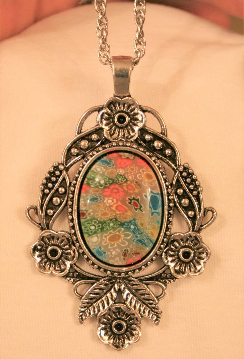 Schöne Geätzte Erhöhte Floral Blumenrand Blau Grün Orange Weiß Glas Millefleur Oval Silvertone Anhänger Halskette von Inthepalmofhishand