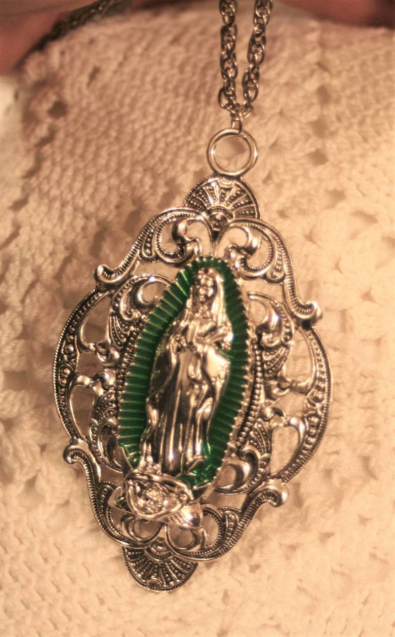Schöne Große Wirbel Akzentuiert Grün Emailliert Unserer Lieben Frau Von Guadalupe Figural Medaille Religiös Devotional Silvertone Anhänger von Inthepalmofhishand