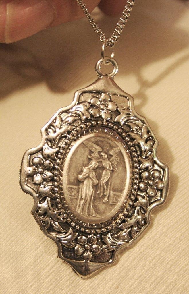 Schöne Hartriegel Blüte Blumenrand Silvertone Verkündigung Von Mary Religious Medal Inset Christian Devotional Halskette von Inthepalmofhishand