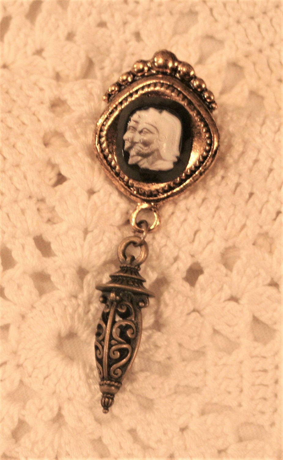 Schöne Vintage Goldtone Angehoben Krieger Ritter Mittelalterliche Cameo Filigrane Ohrhänger Brosche Schöne Vintage Goldtone Angehoben Krieger Ritter Mittelalterliche Cameo Filigrane Ohrhänger Brosche von Inthepalmofhishand