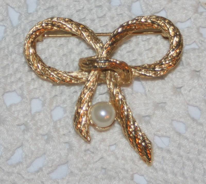 Schöne Vintage Markiert Am Angeseilt Goldtone Bogen Mit Luftschlangen Simulierte Perle Akzentuierte Brosche von Inthepalmofhishand