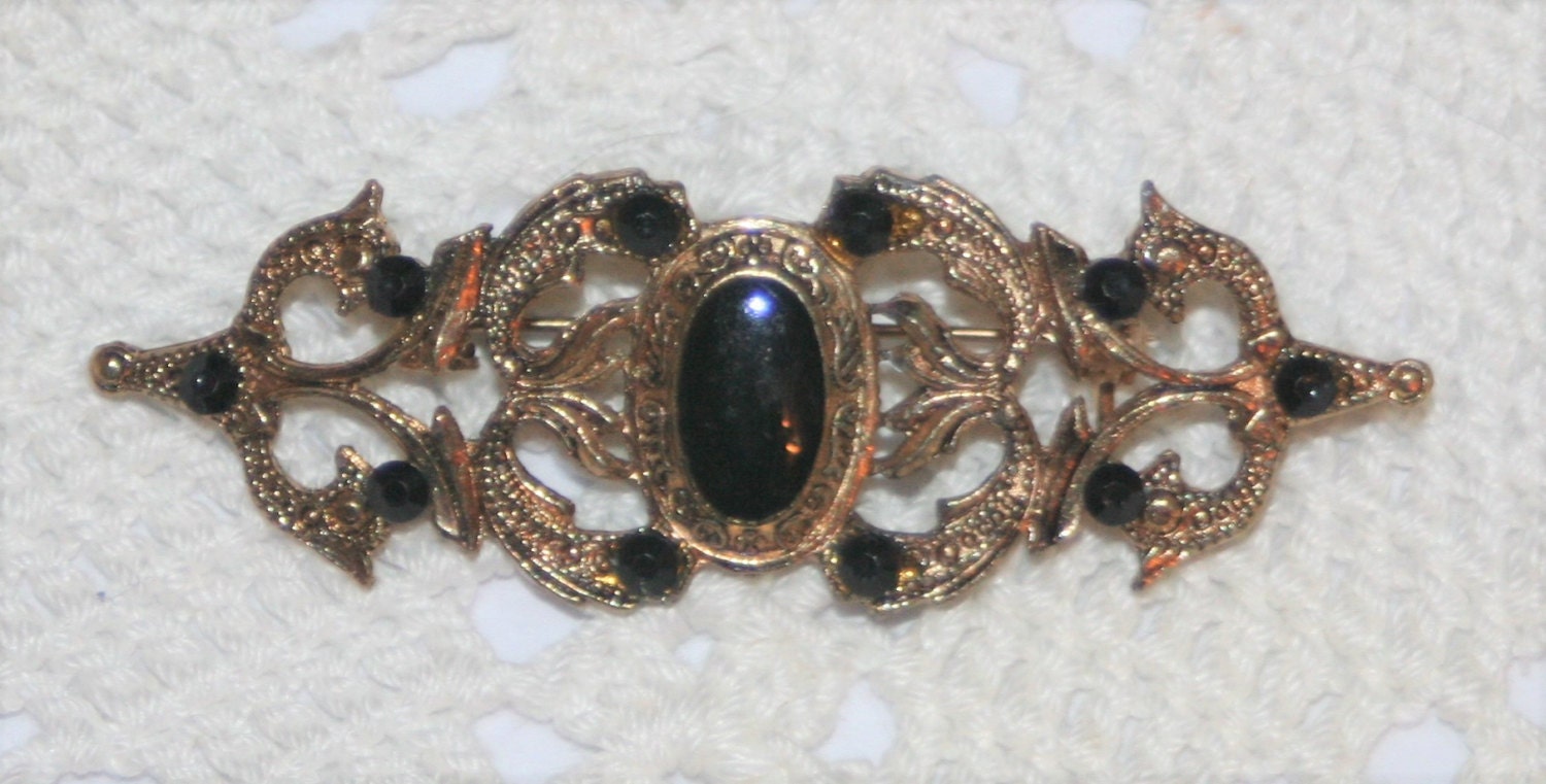 Schöne Vintage Open Geätzt Grünen Wirbelte Schwarz Oval Center Strass Antikisiert Goldbarren Brosche Schöne Vintage Open Geätzt Grünen Wirbelte Schwarz Oval Center Strass Antikisiert Goldbarren Brosche von Inthepalmofhishand