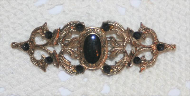 Schöne Vintage Open Geätzt Grünen Wirbelte Schwarz Oval Center Strass Antikisiert Goldbarren Brosche Schöne Vintage Open Geätzt Grünen Wirbelte Schwarz Oval Center Strass Antikisiert Goldbarren Brosche von Inthepalmofhishand