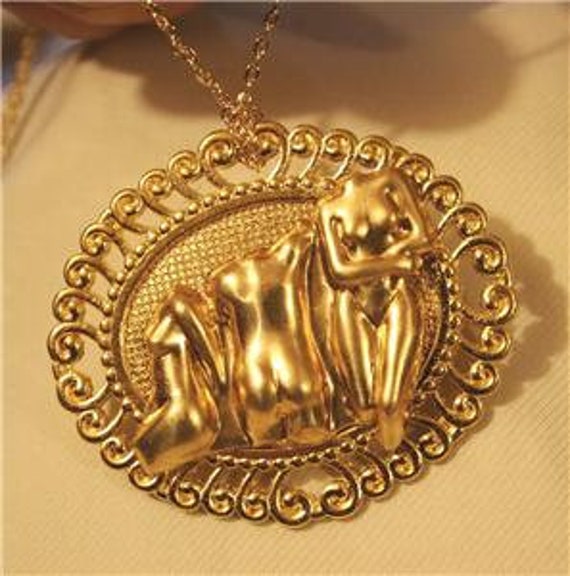 Schöne Wirbelte Felge Geformt Und Angehoben Glänzend Künstler Menschliche Form Goldton Anhänger Halskette Brosche Pin von Inthepalmofhishand