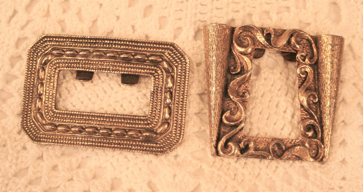 Set Von Zwei Einzigartigen Vintage Brasstone Antik Gold Schuhclips Mismatched Set Von Zwei Einzigartigen Vintage Brasstone Antik Gold Schuhclips Mismatched von Inthepalmofhishand