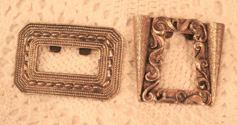 Set Von Zwei Einzigartigen Vintage Brasstone Antik Gold Schuhclips Mismatched Set Von Zwei Einzigartigen Vintage Brasstone Antik Gold Schuhclips Mismatched von Inthepalmofhishand