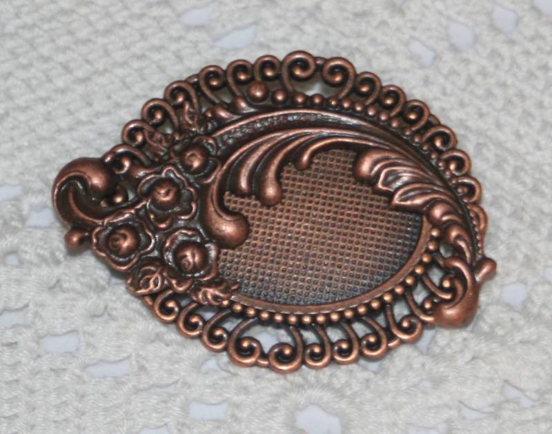 Stattliche Wirbelte Rim Strukturiertem Coppertone Gefiederten Floral Geschwungener Ovale Brosche von Inthepalmofhishand