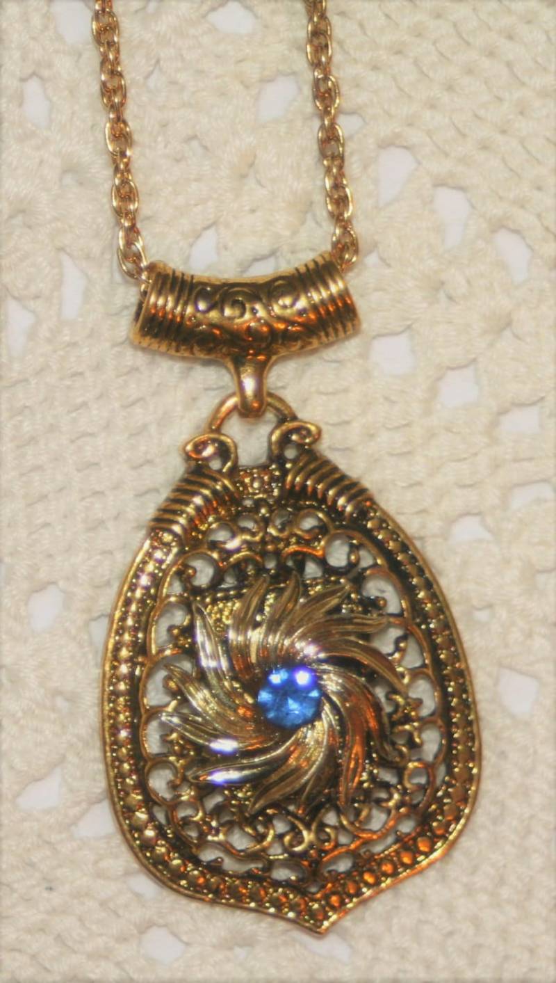 Umrandeten Geschwungener Blau Strass Shasta Blume Zeigen Auffallend Filigran Wirbelte Goldtone Dangle Anhänger Halskette von Inthepalmofhishand