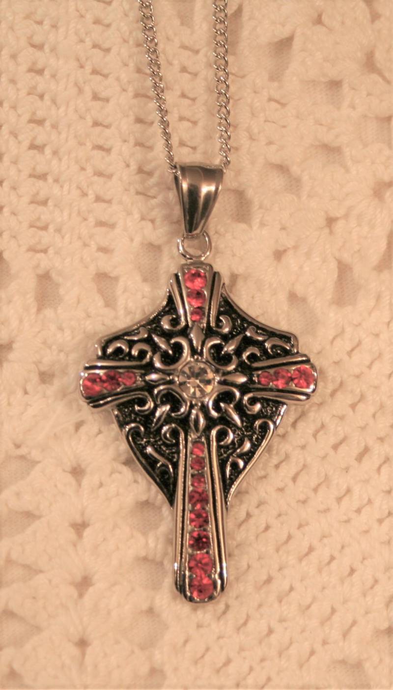 Wirbel Akzentuiert Schild Pavé Roten Und Weißen Strasssteinen Starburst Kreuz Silvertone Christian Religiösen Anhänger Halskette von Inthepalmofhishand